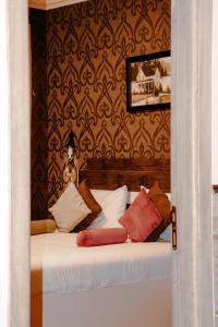 安曼拜尔克尼酒店的一间卧室配有带枕头的床