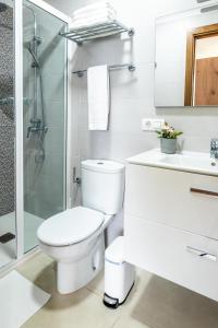 拉奥罗塔瓦Estancia Anastasia的白色的浴室设有卫生间和淋浴。