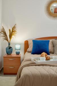 拉法洛维奇Orange的床上的托盘,包括面包和两个碗