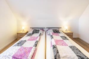 辛根Ferienwohnung Katzmaier的卧室内的两张床,配有两盏灯
