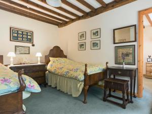 DaglingworthFlowers Barn的一间卧室配有两张床和镜子