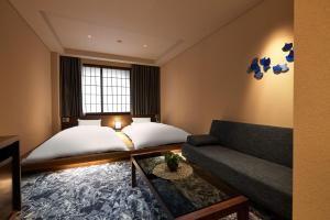 金泽Minn Kanazawa的酒店客房,配有床和沙发