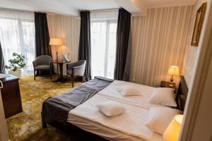 札勒乌辉煌广场酒店的酒店客房设有一张大床和一张书桌。