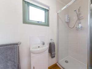 伍顿大桥Rosemary的白色的浴室设有水槽和淋浴。
