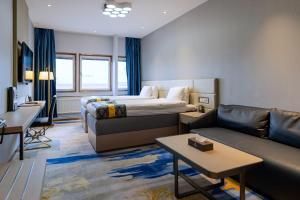 斯德哥尔摩Livington Hotel的酒店客房,配有床和沙发