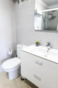 拉奥罗塔瓦Estancia Sofia的白色的浴室设有卫生间和水槽。