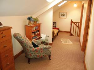 MelmerbyElseghyll Barn的一间带椅子的客厅和一间卧室