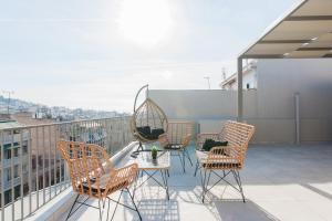 比雷埃夫斯WYZ Piraeus的阳台上的一组椅子和一张桌子