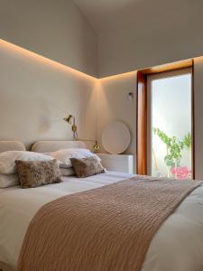 波尔图CASA DOS OLIVAIS的一间卧室设有两张床和大窗户