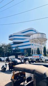 孟买Astropods的前面有很多交通的建筑