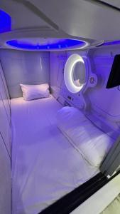 孟买Astropods的小房间,飞机上配有一张床