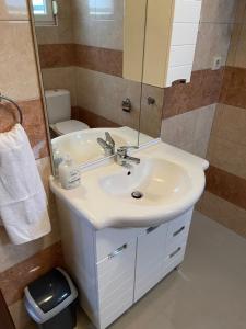 普利拉卡Villa Magnolia的浴室设有白色水槽和镜子