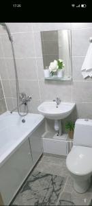 阿拉木图Квартира на Панфилова "Арбат" 1 комн的浴室配有盥洗盆、卫生间和浴缸。