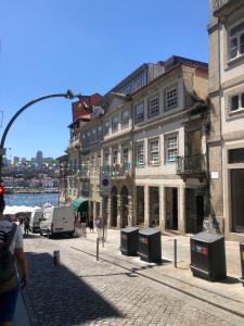 波尔图Oca Ribeira do Porto AT的城市街道上的一群建筑