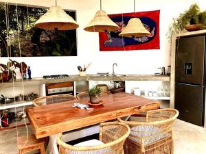 托弗海滩Hakha Beach House的厨房配有木桌和椅子