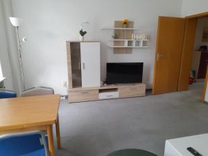 茨维考Schöne Wohnung für Monteure und sonstige Reisende的客厅配有电视和桌子