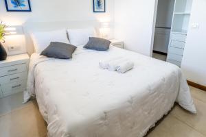拉奥罗塔瓦Estancia Julieta的卧室配有白色的床和2条毛巾