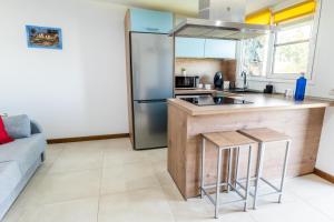 拉奥罗塔瓦Estancia Julieta的厨房配有不锈钢冰箱和台面