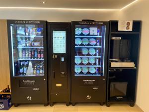 RaggalFairrooms - 24h Self-Check-In的商店里设有2台出售饮品的自动售货机