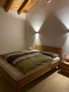 法尔先特Dachgeschosswohnung mit traumhaftem Zugspitzblick bei Garmisch的一间卧室配有一张木架大床