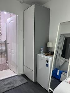 曼彻斯特Private room and ensuite Chorlton的一间配备有白色冰箱和洗衣机的客房