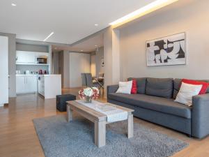 雅典雅典市中心阁楼公寓的带沙发和咖啡桌的客厅