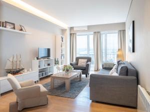 雅典雅典市中心阁楼公寓的客厅配有沙发和桌子