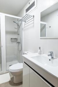 拉奥罗塔瓦Estancia Victoria的白色的浴室设有卫生间和水槽。