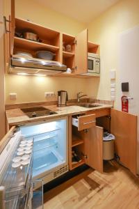埃朗根加斯特豪斯克拉尔酒店的厨房配有水槽和台面