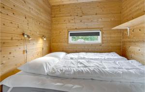 科灵1 Bedroom Gorgeous Home In Kolding的木间设有两张床,设有窗户