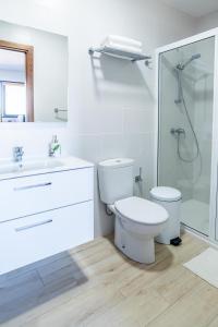 拉奥罗塔瓦Estancia Luciana的白色的浴室设有卫生间和淋浴。