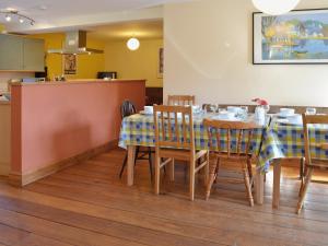 Soulby风海谷仓乡村别墅的一间带桌椅的用餐室