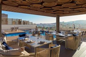 马略卡岛帕尔马萨拉托加酒店的一间在甲板上配有桌椅的餐厅