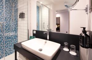 桑德兰Holiday Inn Sunderland - City Centre, an IHG Hotel的浴室设有白色水槽和镜子