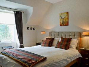 阿伯福伊尔克雷格达拉奇度假屋 的一间卧室配有一张大床和两个枕头