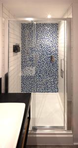 桑德兰Holiday Inn Sunderland - City Centre, an IHG Hotel的浴室里设有玻璃门淋浴