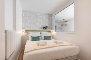 巴黎Sweet Inn - Pont Neuf的白色卧室配有一张带两个枕头的大床
