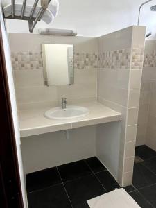 MatouryMaison T3 neuve fonctionnelle的白色的浴室设有水槽和镜子