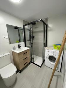 贝纳尔马德纳Apartamento Los Cisnes的浴室配有卫生间水槽和洗衣机。