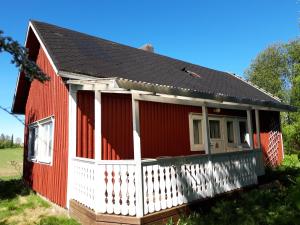 TynkäKesäranta的白色的红色房子,有白色的围栏