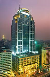 广州广东亚洲国际大酒店(5号线小北地铁站B出口)的一座高大的建筑,上面有钟