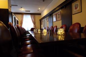小斯卡拉斯卡拉酒店的一间会议室,配有长桌子和椅子