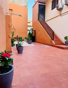 达喀尔Dakar cosy maison avec terrasse by immo kit bnb的一座种有鲜花的庭院和一座房子内的楼梯