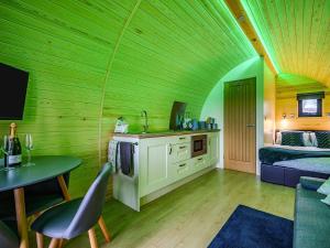 East HaddonAlthorp - Ukc5322的客房拥有绿色的天花板,配有一张床和一张桌子