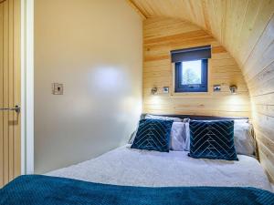 East HaddonAlthorp - Ukc5322的一间卧室配有一张木墙床