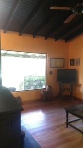 布宜诺斯艾利斯Flamante casa en Delta de Tigre的客厅设有大窗户和平面电视。