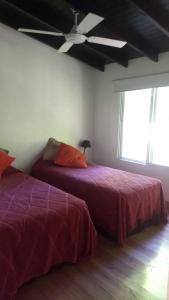 布宜诺斯艾利斯Flamante casa en Delta de Tigre的一间卧室配有两张床和吊扇