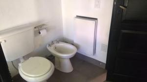 布宜诺斯艾利斯Flamante casa en Delta de Tigre的白色的浴室设有卫生间和水槽。