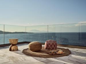 阿凯松Iconic Ionian Mudita Villa, By ThinkVilla的海景客厅