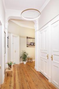 汉堡Aparthotel alsterSuite的一条带白色门和盆栽的走廊